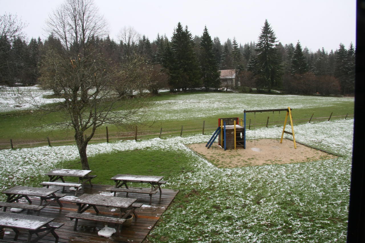 Auberge De La Perdrix Hauterive-la-Fresse Exteriör bild