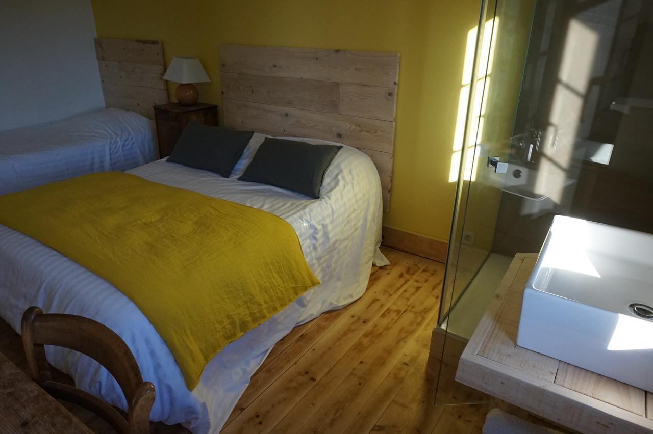 Auberge De La Perdrix Hauterive-la-Fresse Exteriör bild