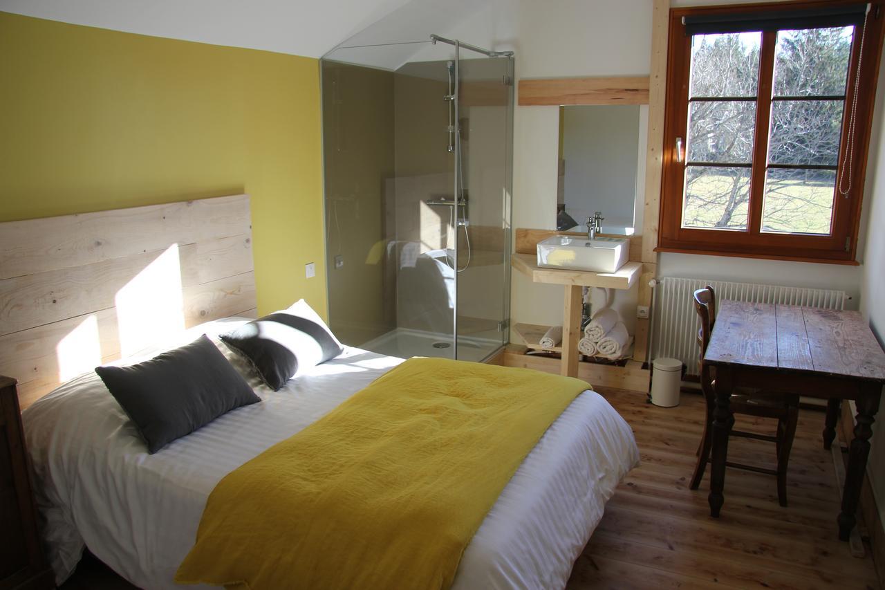 Auberge De La Perdrix Hauterive-la-Fresse Exteriör bild