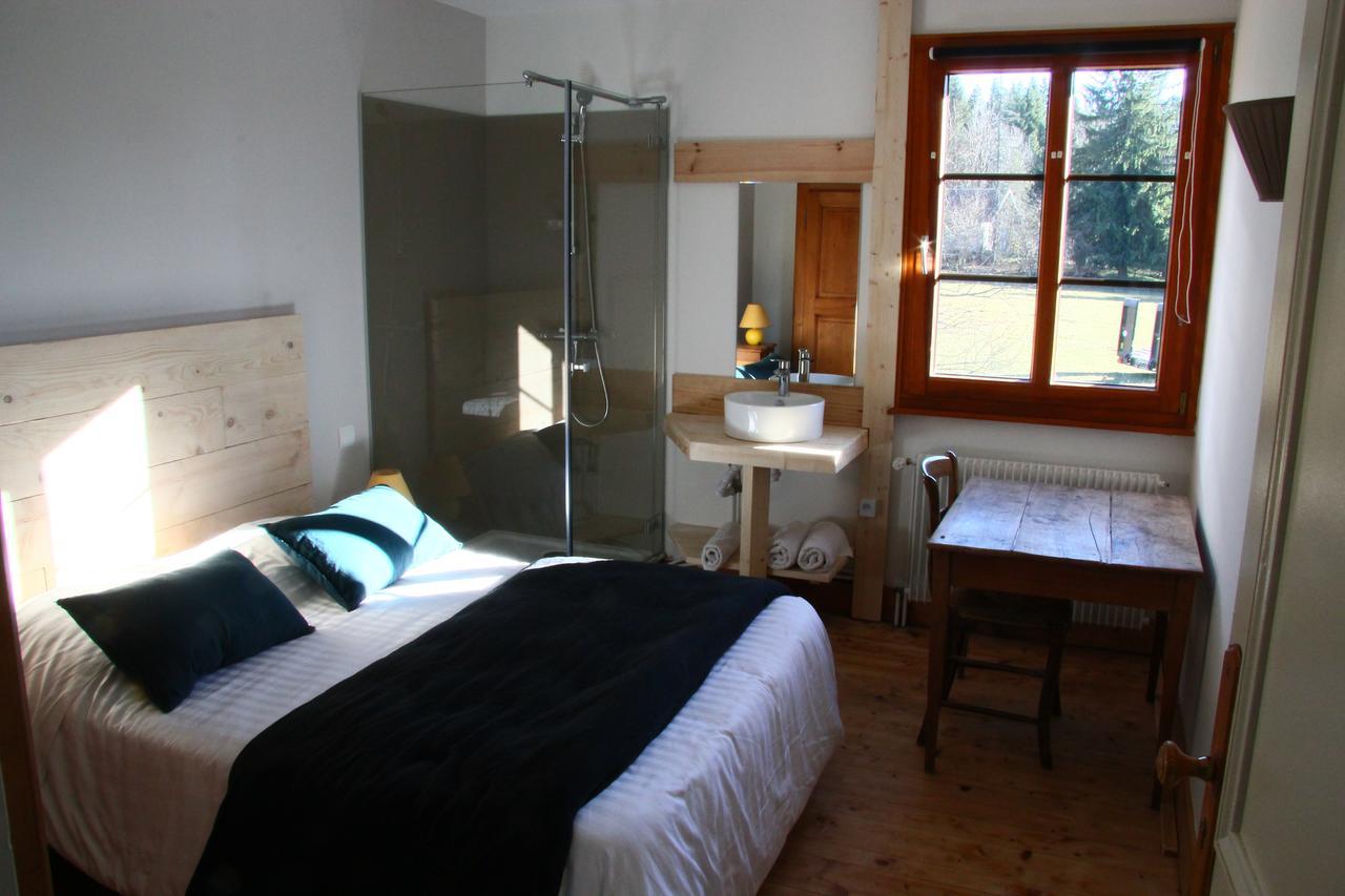 Auberge De La Perdrix Hauterive-la-Fresse Exteriör bild