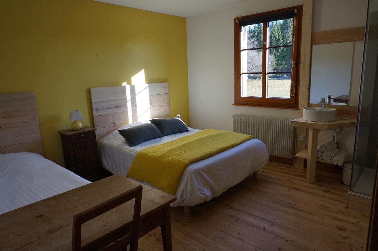 Auberge De La Perdrix Hauterive-la-Fresse Exteriör bild