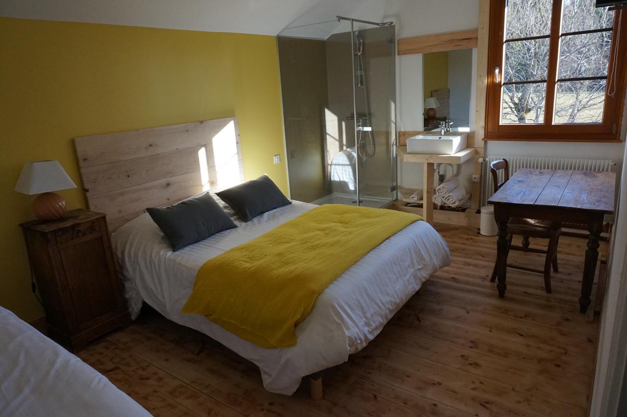 Auberge De La Perdrix Hauterive-la-Fresse Exteriör bild
