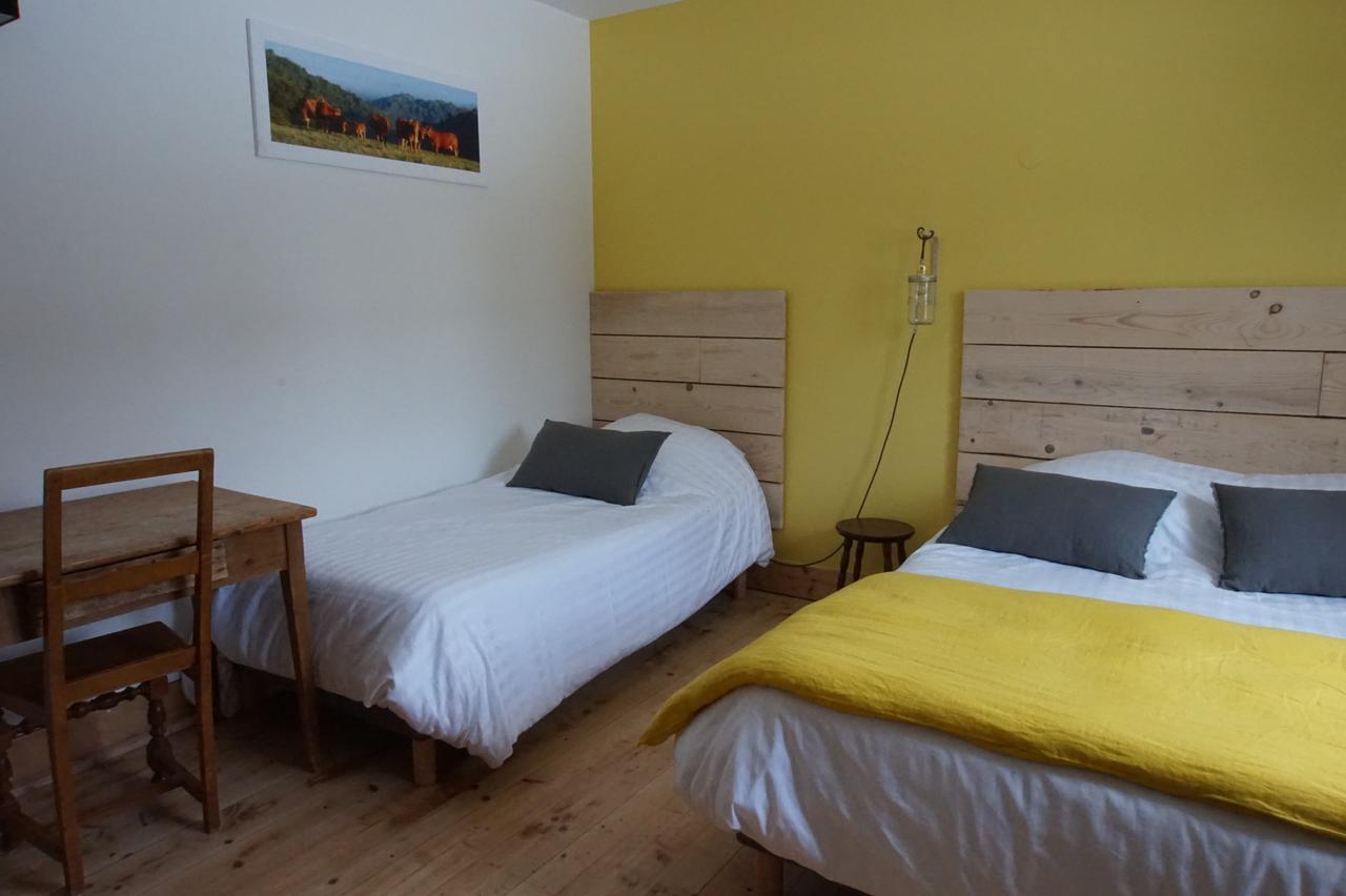 Auberge De La Perdrix Hauterive-la-Fresse Exteriör bild