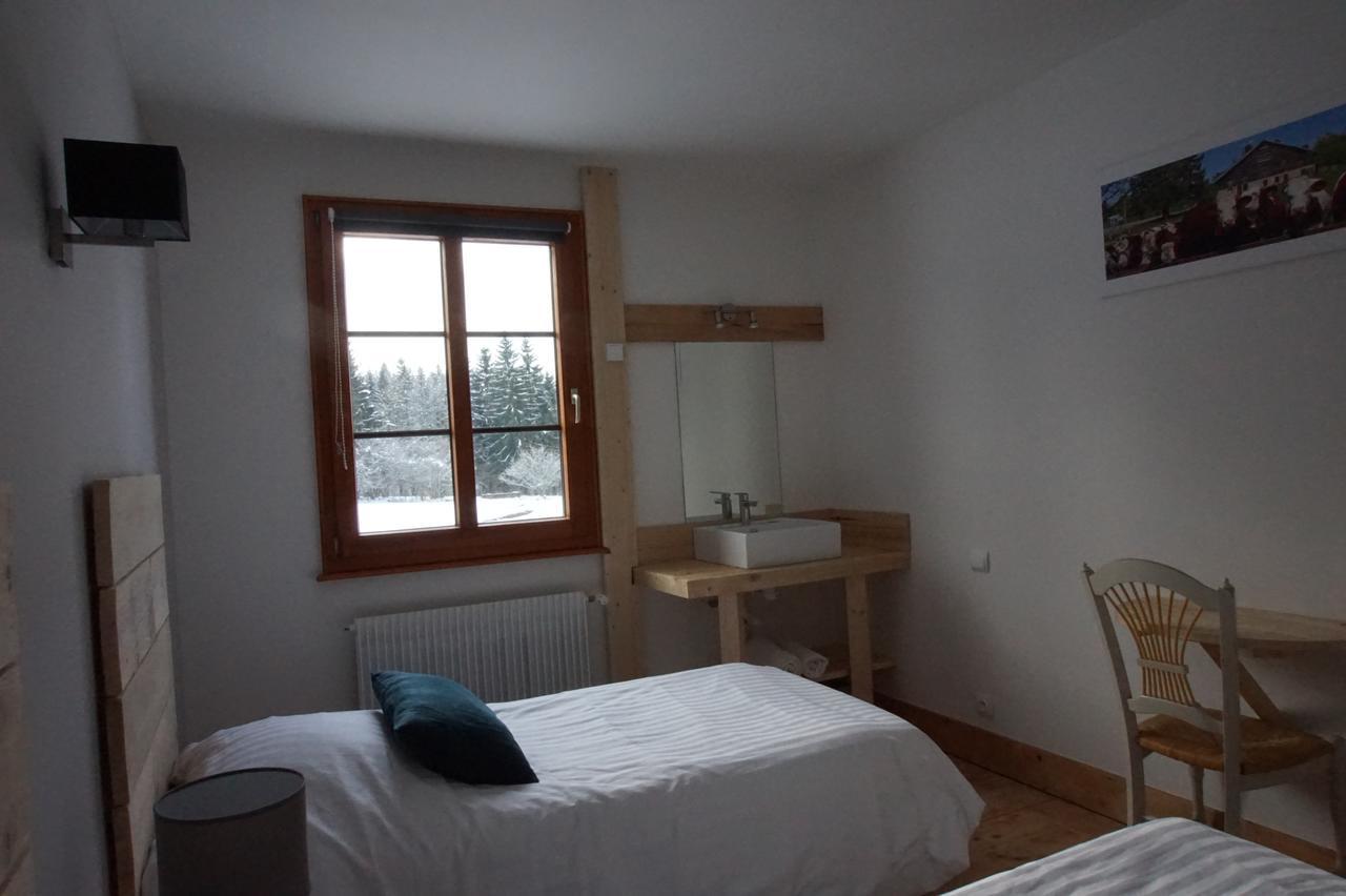 Auberge De La Perdrix Hauterive-la-Fresse Exteriör bild