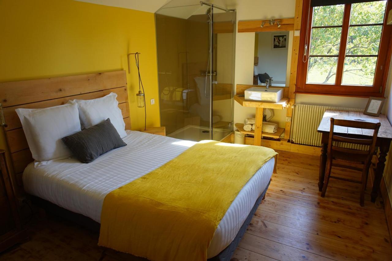 Auberge De La Perdrix Hauterive-la-Fresse Exteriör bild