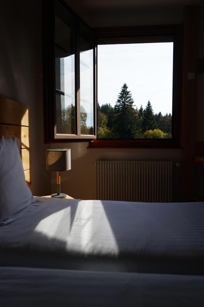 Auberge De La Perdrix Hauterive-la-Fresse Exteriör bild