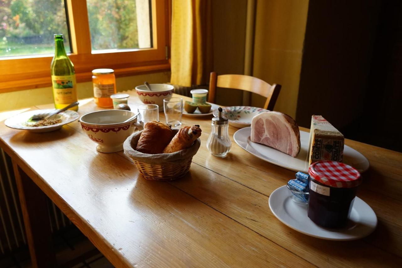 Auberge De La Perdrix Hauterive-la-Fresse Exteriör bild