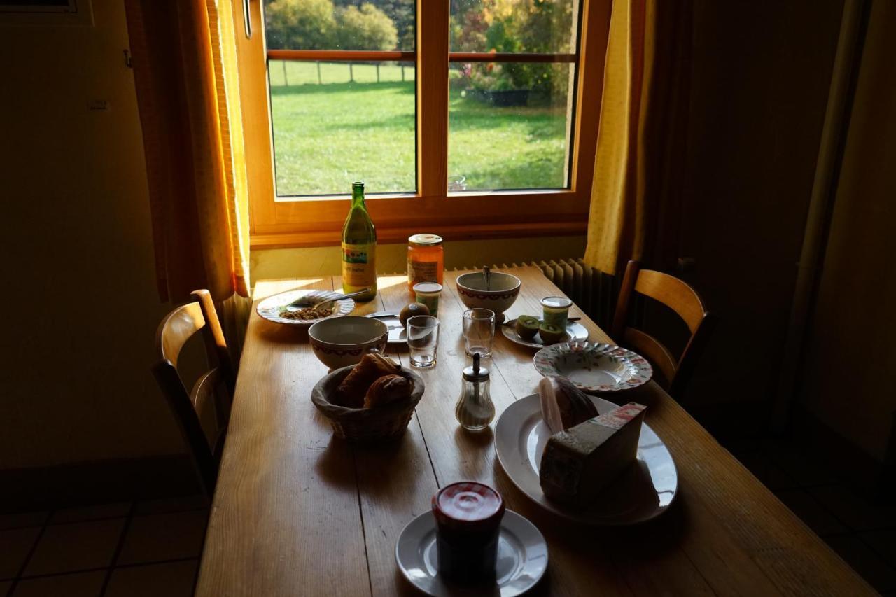 Auberge De La Perdrix Hauterive-la-Fresse Exteriör bild